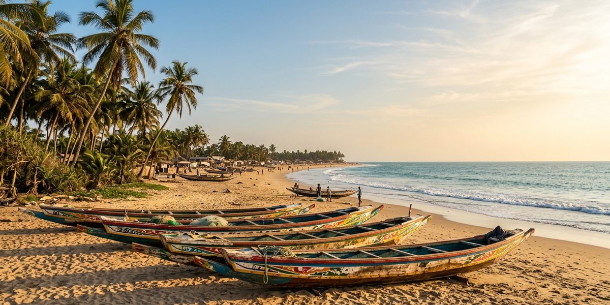 Strand in Gambia mit bunten Fischerbooten und Palmen