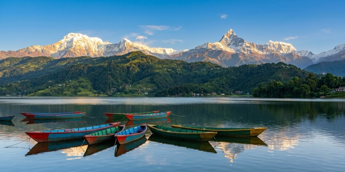 Phewa-See in Pokhara mit Blick auf das Annapurna-Massiv